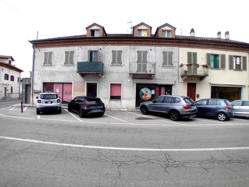 negozio in affitto ad Alba