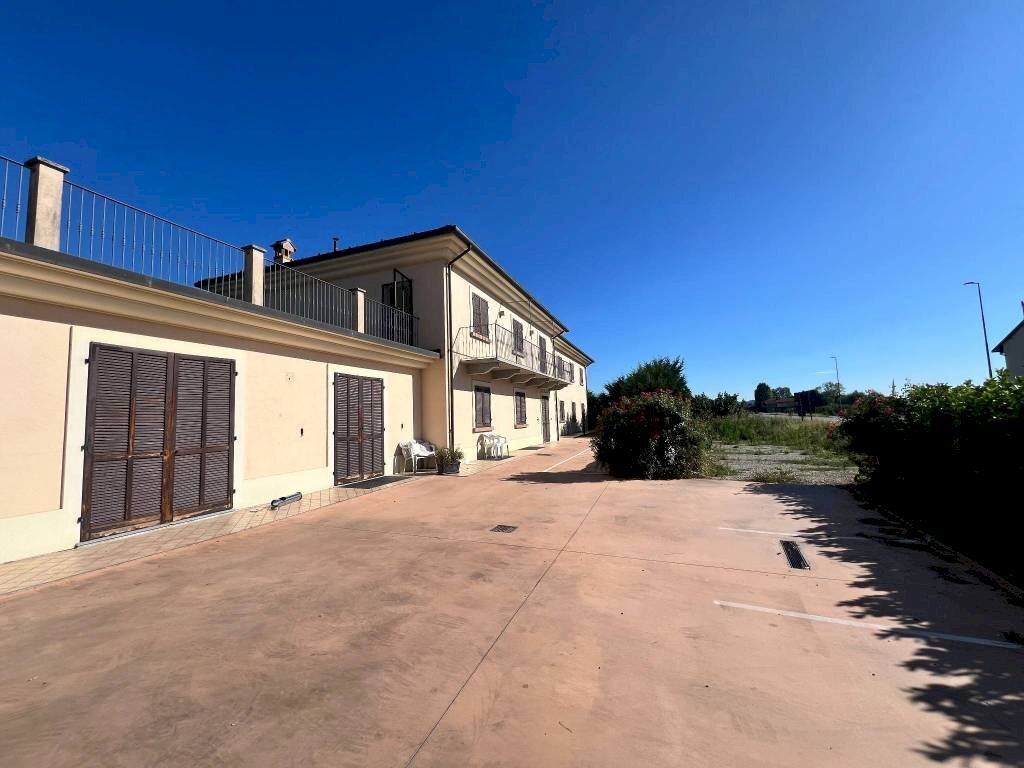 negozio in affitto ad Alba