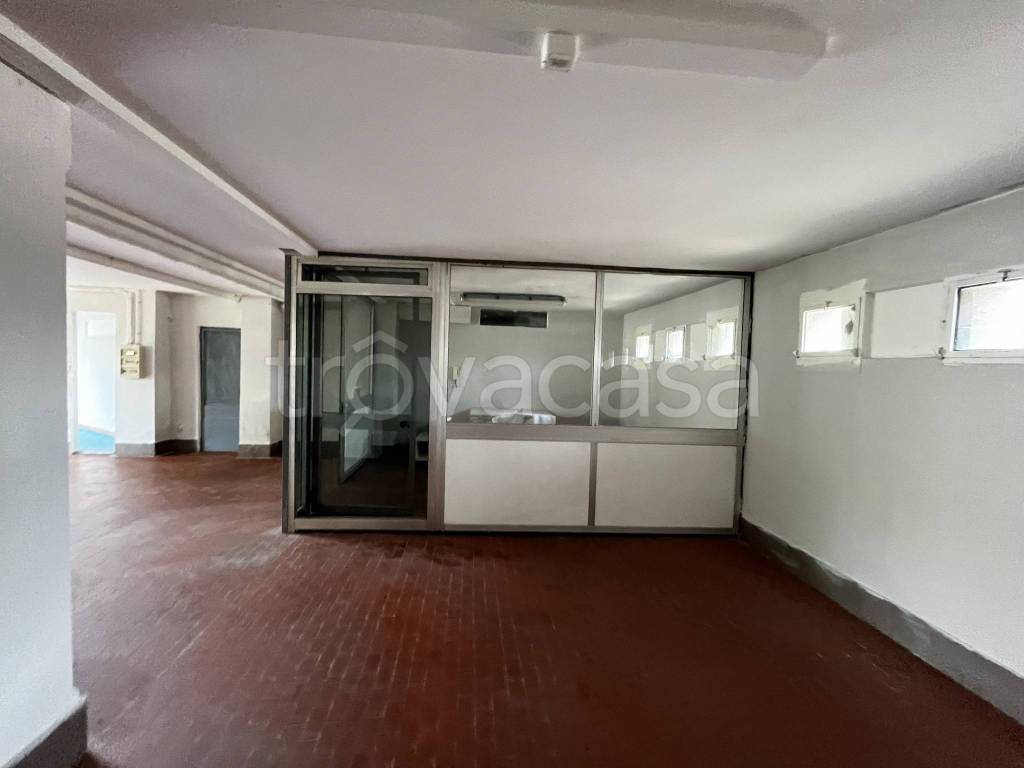 locale commerciale in affitto ad Alba
