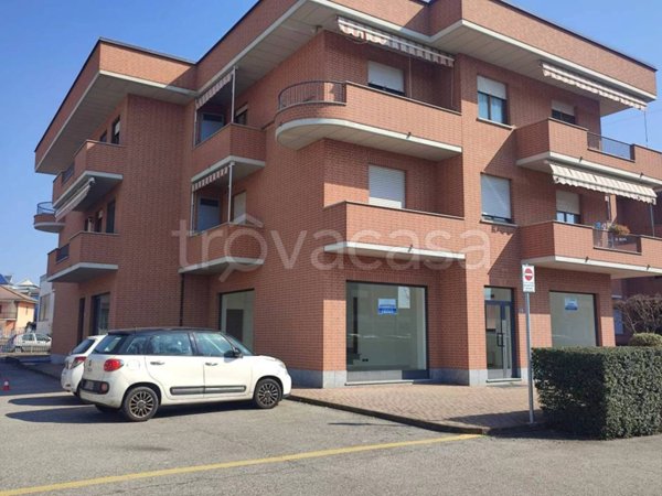 negozio in affitto ad Alba