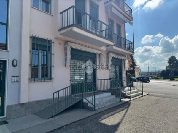 locale commerciale in affitto ad Alba