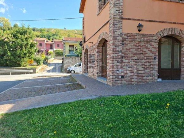 negozio in affitto ad Alba