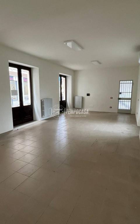 negozio in affitto ad Alba