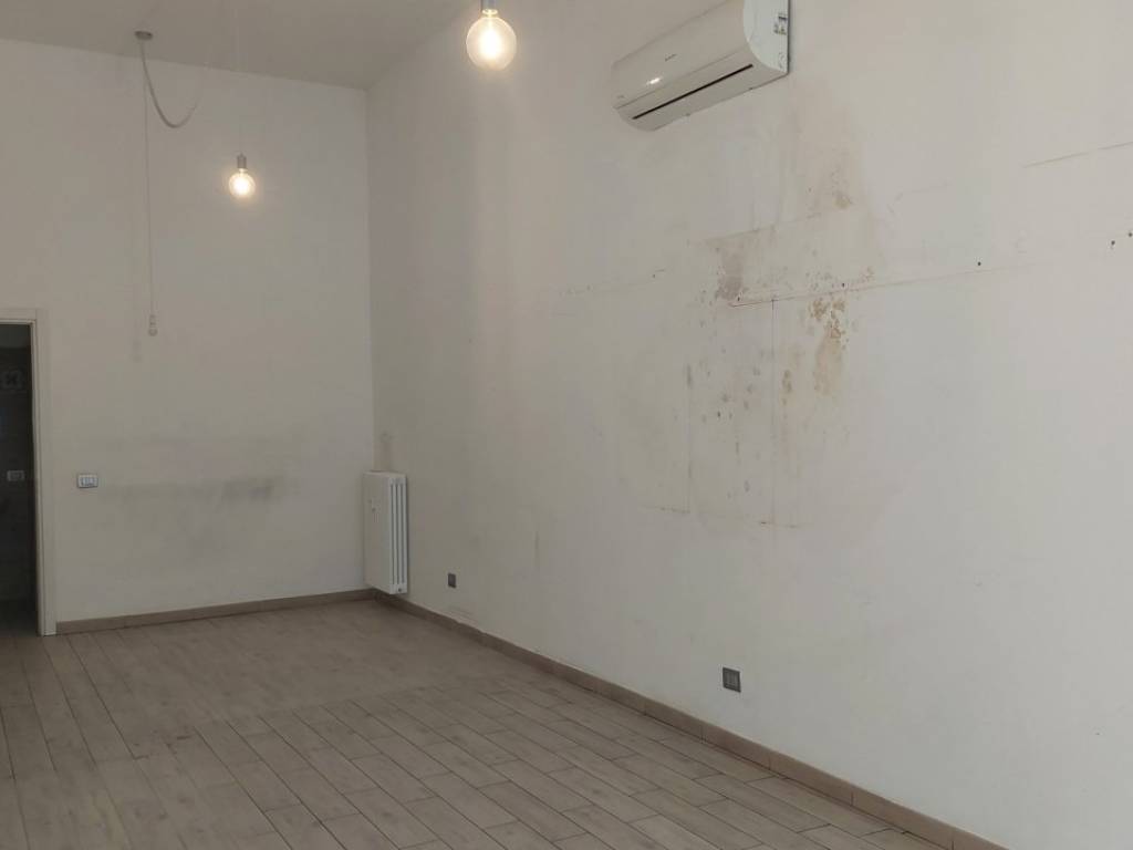 negozio in affitto ad Alba