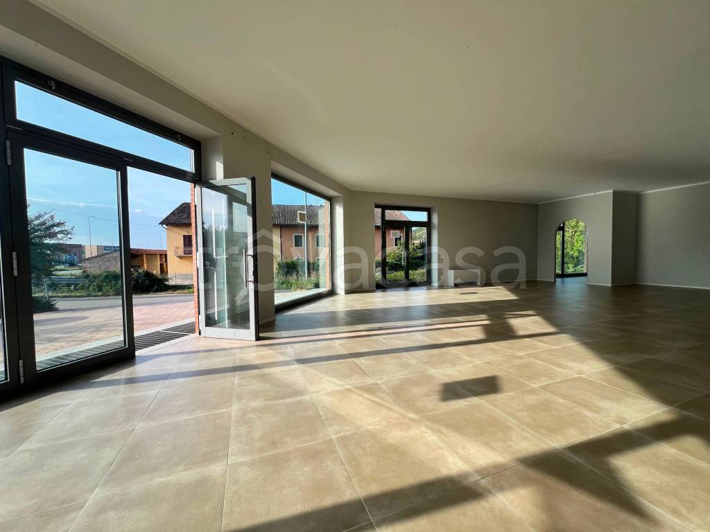 negozio in affitto ad Alba