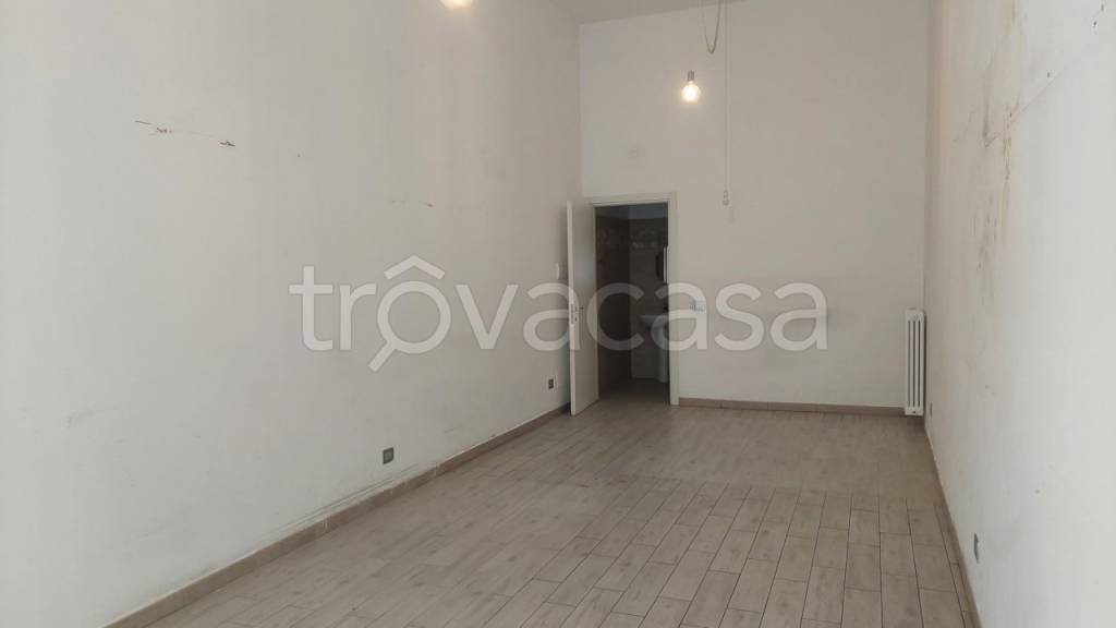 negozio in affitto ad Alba