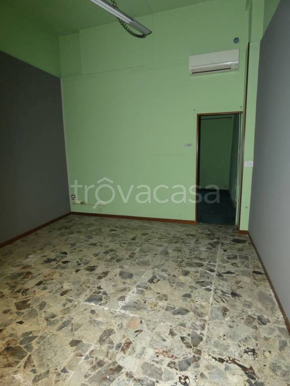 negozio in affitto ad Alba