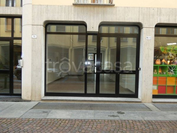 negozio in affitto ad Alba