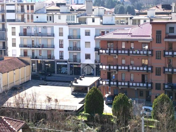 negozio in affitto ad Alba