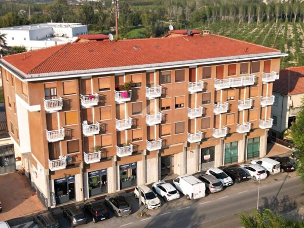 negozio in affitto ad Alba