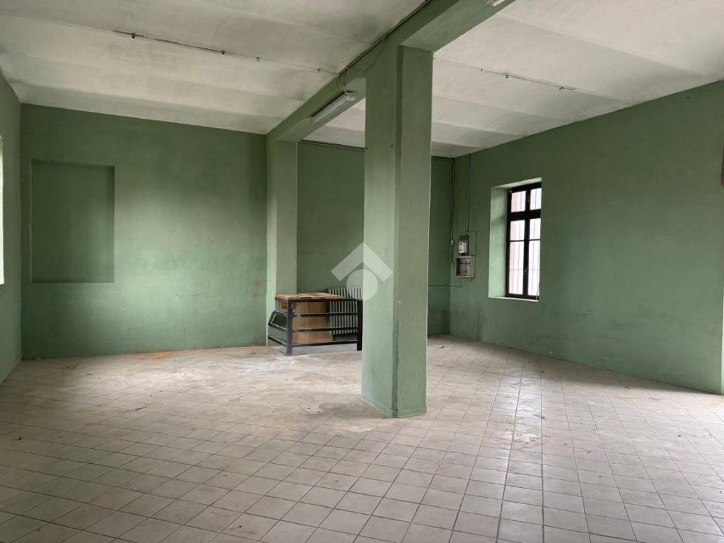 negozio in affitto ad Alba