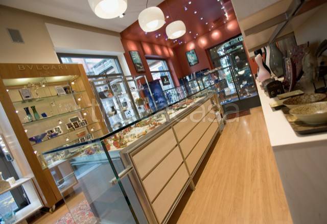 negozio in affitto ad Alba