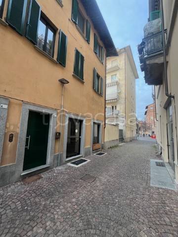 negozio in affitto ad Alba