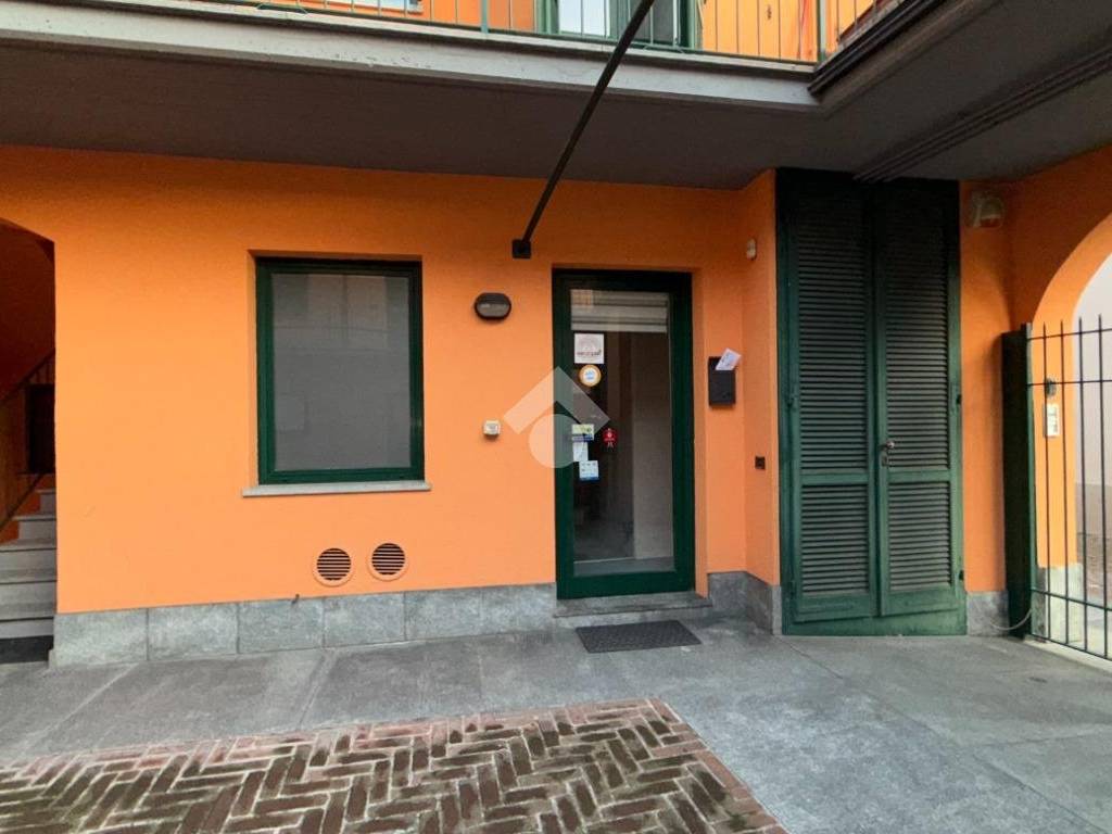 negozio in affitto ad Alba