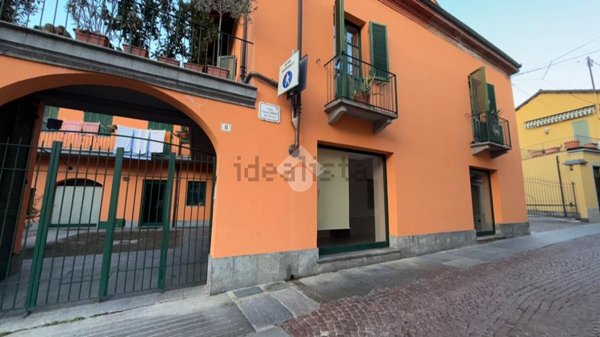 locale commerciale in affitto ad Alba