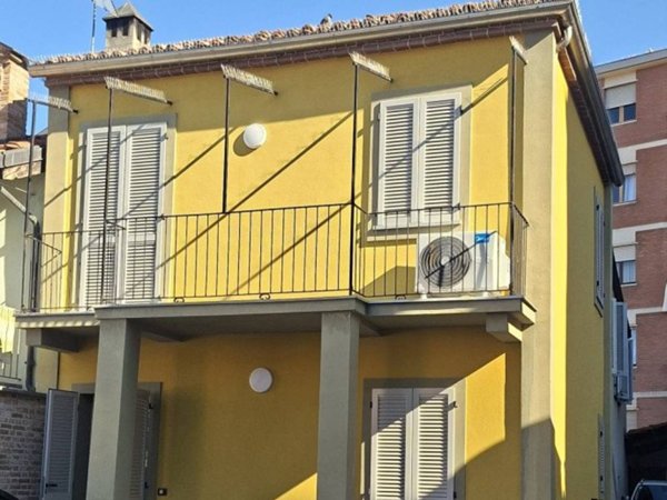 casa indipendente in affitto ad Alba