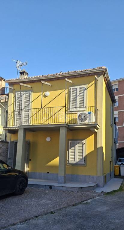 casa indipendente in affitto ad Alba