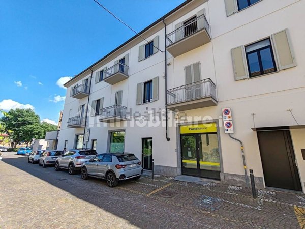 locale commerciale in affitto ad Alba