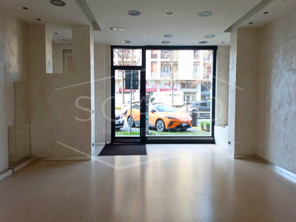 negozio in affitto ad Alba