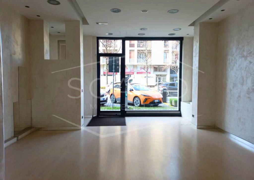 negozio in affitto ad Alba