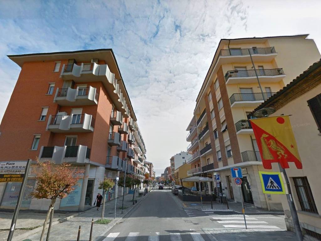 negozio in affitto ad Alba