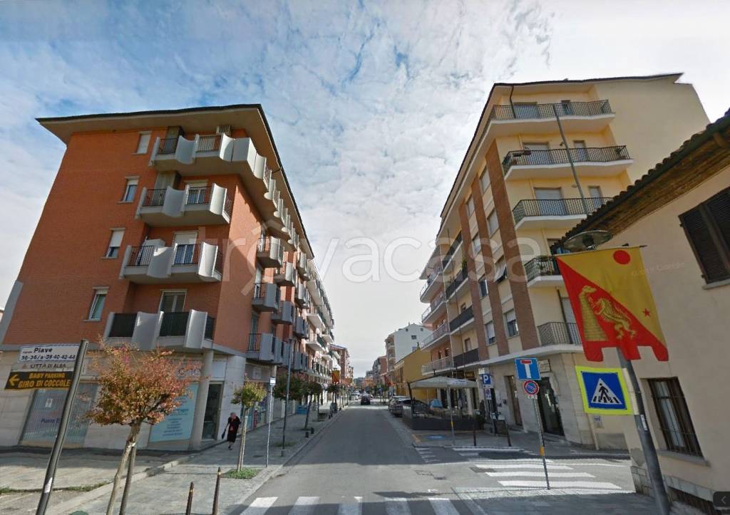 negozio in affitto ad Alba
