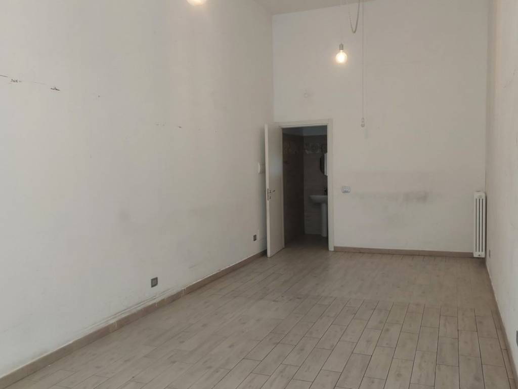 negozio in affitto ad Alba