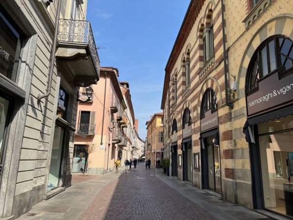 negozio in affitto ad Alba