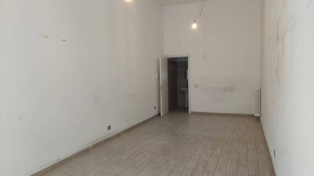 locale commerciale in affitto ad Alba