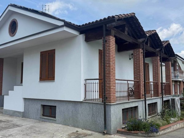 casa indipendente in affitto ad Alba