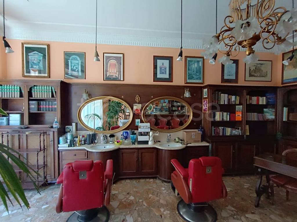 negozio in affitto ad Alba