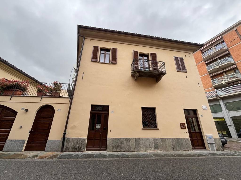 negozio in affitto ad Alba