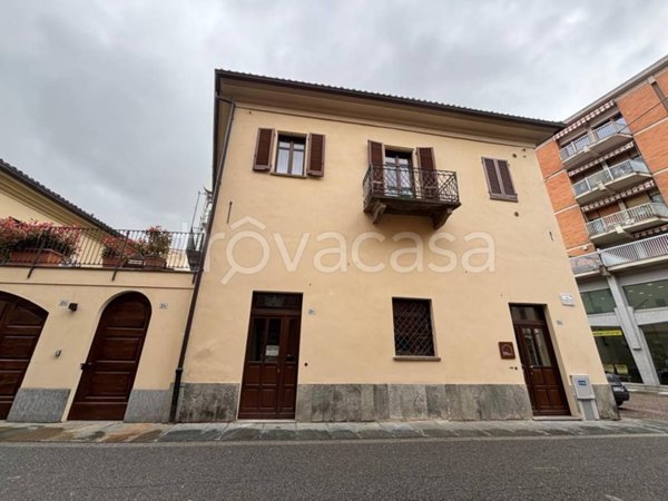 negozio in affitto ad Alba