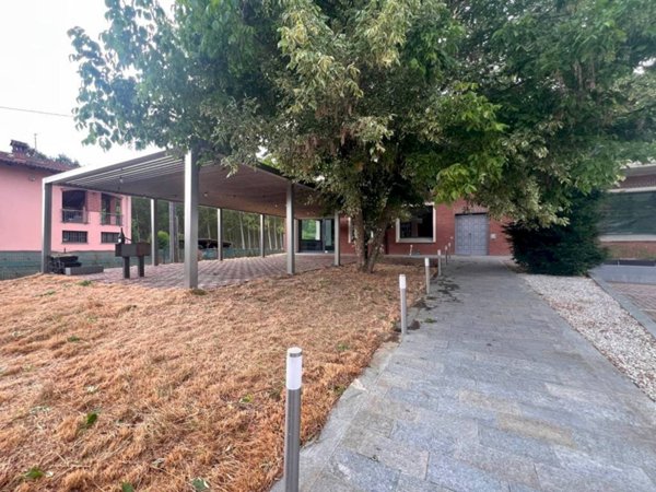 negozio in affitto ad Alba