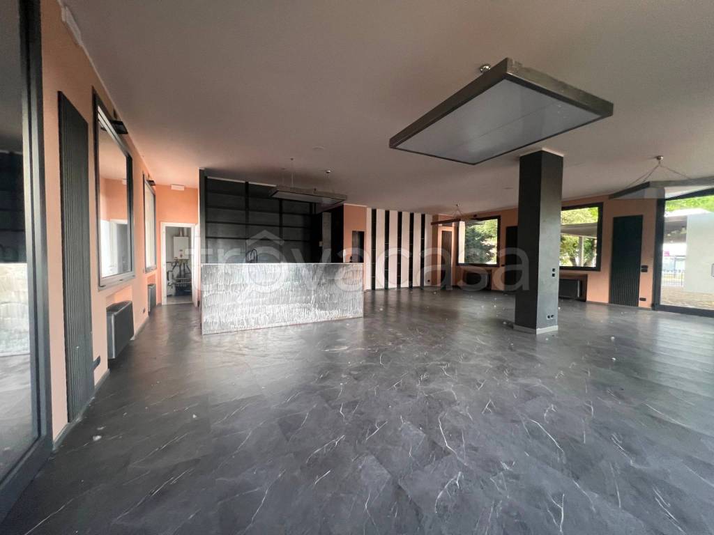 negozio in affitto ad Alba