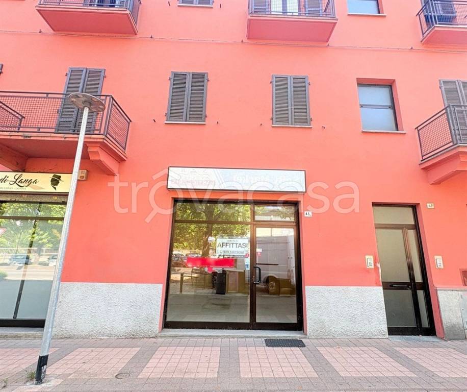 negozio in affitto ad Alba