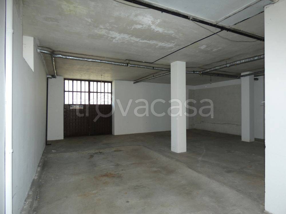locale commerciale in affitto ad Alba