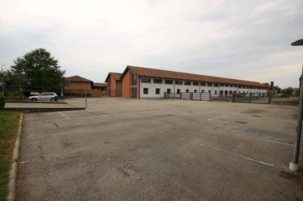 negozio in affitto ad Alba
