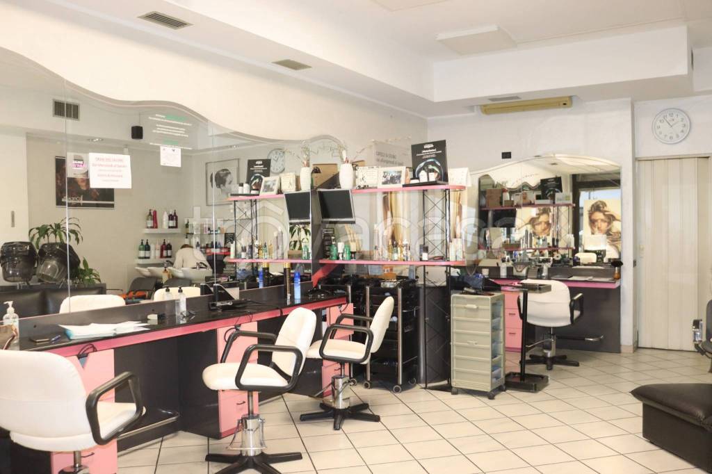 locale commerciale in affitto ad Alba