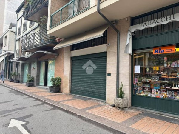 negozio in affitto ad Alba