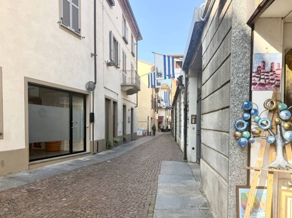 locale commerciale in affitto ad Alba