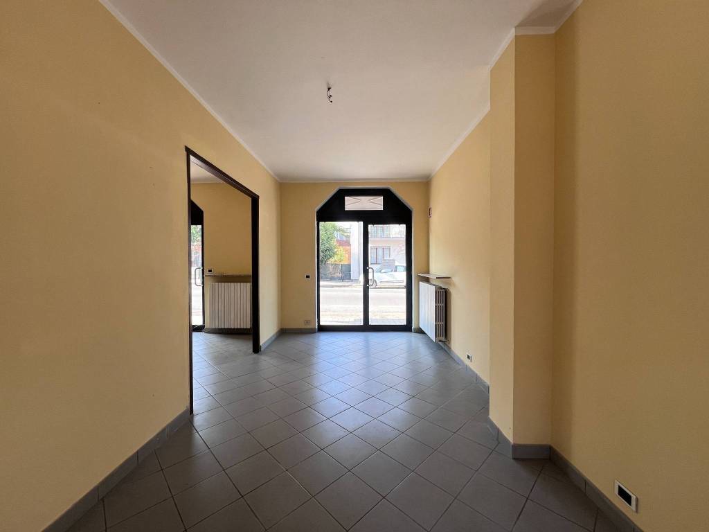 locale commerciale in affitto ad Alba