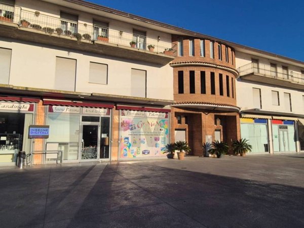 locale commerciale in affitto a Mirabella Eclano