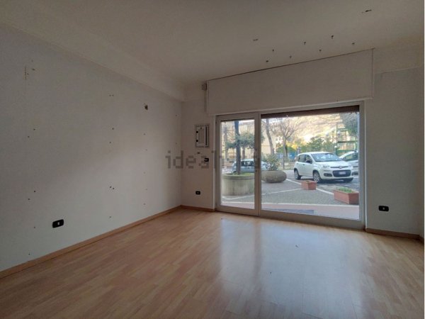 locale commerciale in affitto a Solofra