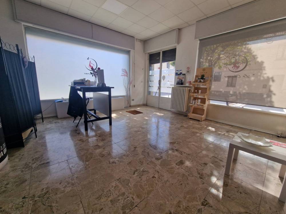locale commerciale in affitto a Bra