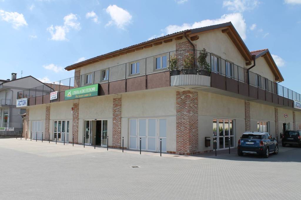 negozio in affitto a Bra in zona Piumati
