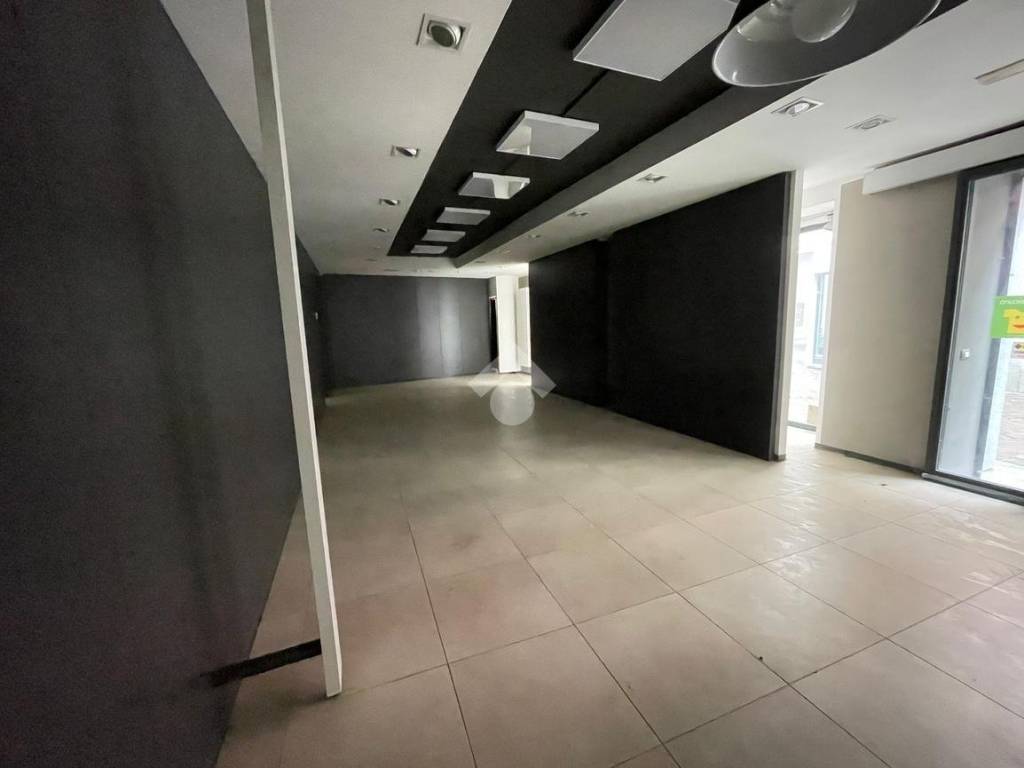 negozio in affitto a Bra