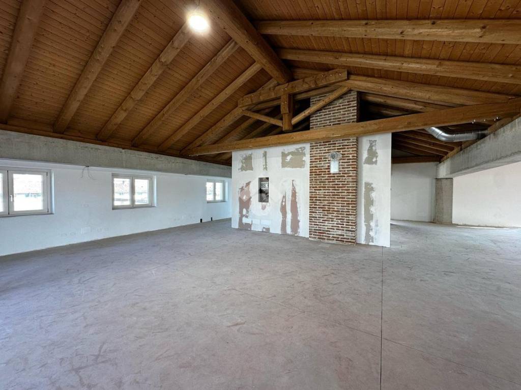 negozio in affitto a Bra in zona Piumati