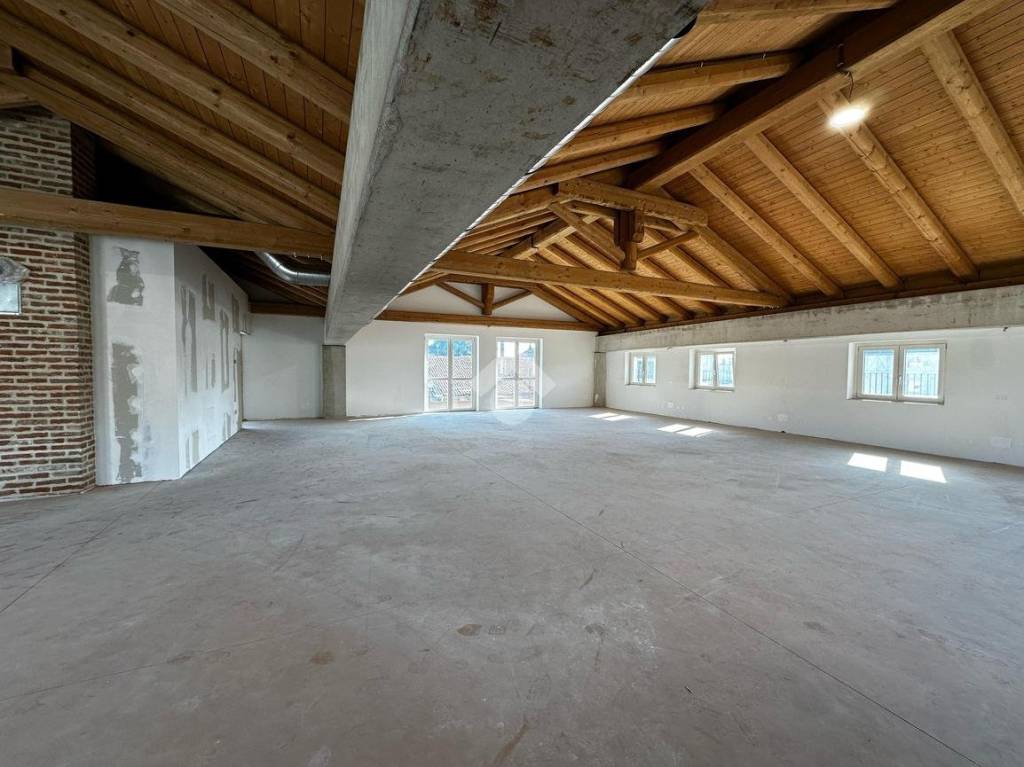 negozio in affitto a Bra in zona Piumati