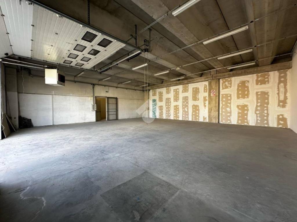 locale commerciale in affitto a Bra in zona Piumati